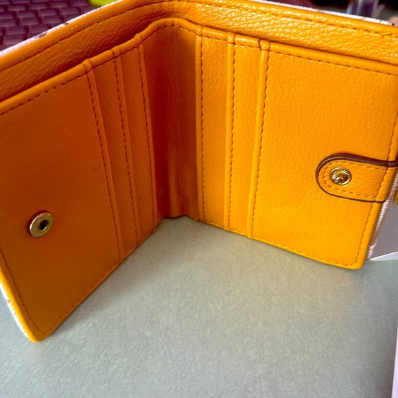 Carlos by Carlos Santana NWT Cream and Red Wallet with Floral Design - Picture 2 of 3